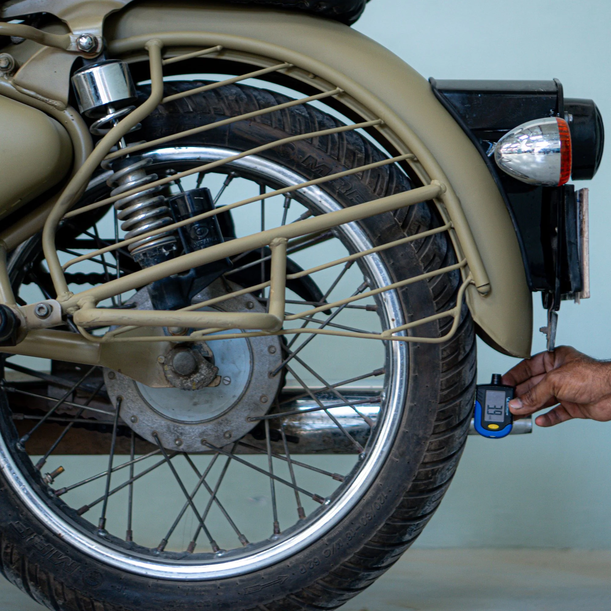 Royal Enfield Classic 500 - Image 6